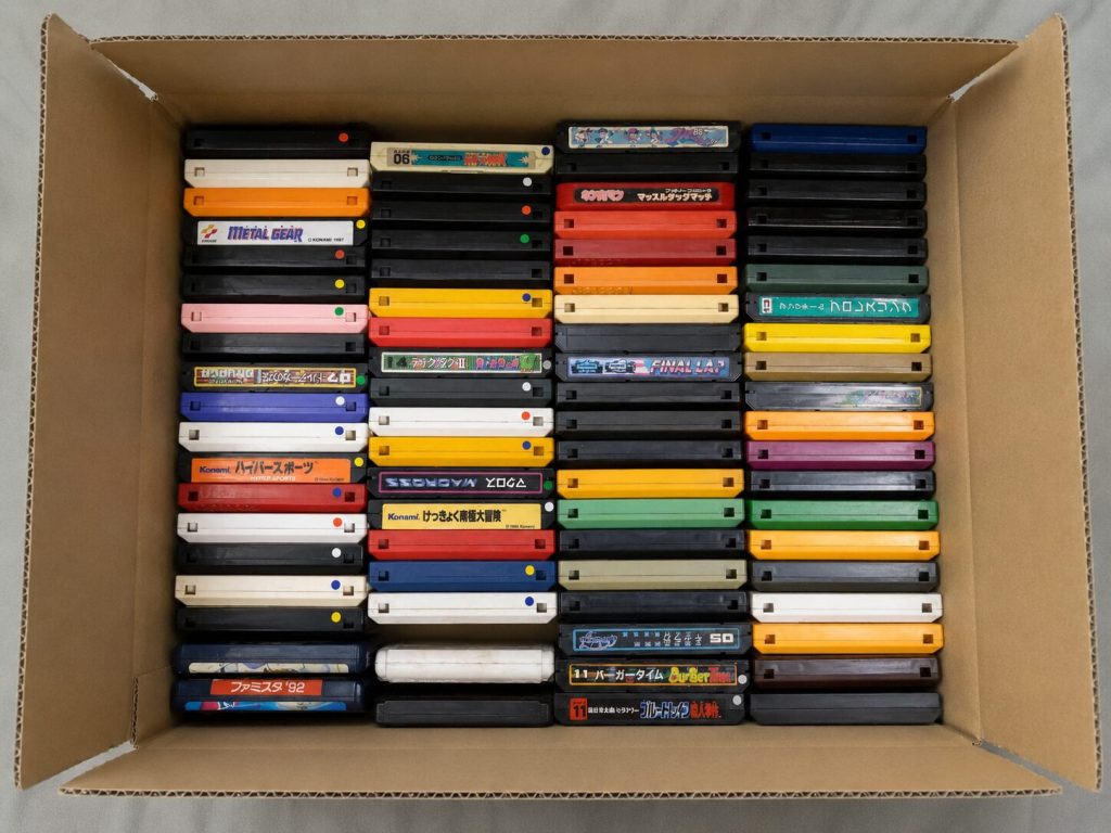押し入れから出てきたファミコン本体とソフトを梱包する様子