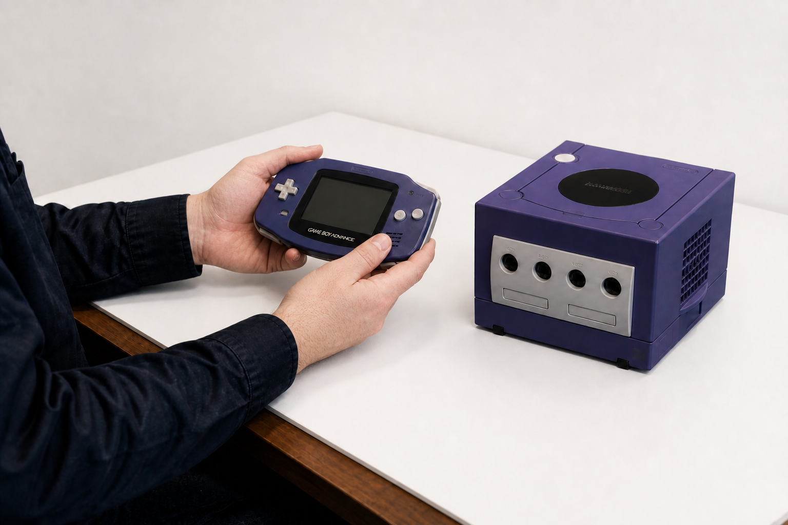 ゲーム機とゲームソフトを査定する様子